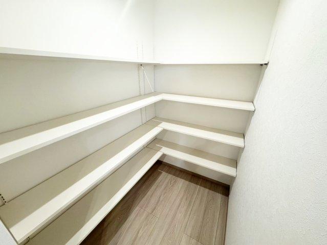 キッチン隣接の便利なパントリー♪豊富な収納力で家事を楽しめます♪（２号棟）