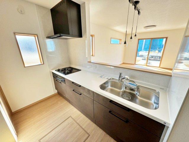 機能的で洗練された空間は、日々の暮らしに心地よいリズムをもたらします。キッチンからリビングを一望できる設計で、家族とのつながりを感じられる住まい。光が優しく広がる室内は、穏やかな時間を演出