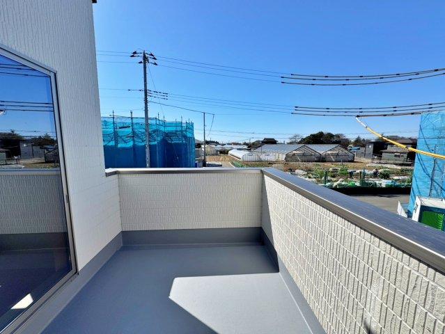 澄み渡る青空と、広がる開放的な景色。角地区画ならではのゆとりと明るさに包まれた邸宅です。2部屋からアクセスできる広々としたバルコニーが、穏やかな時間をより豊かに演出します。