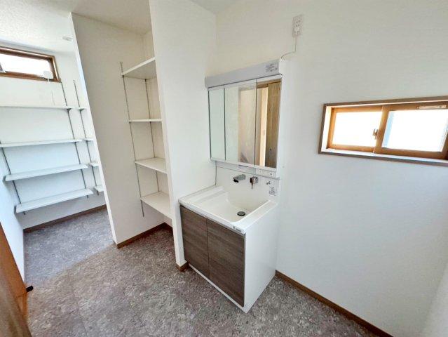 洗面脱衣室の奥には広々ランドリースペース。タオルや衣類、洗濯洗剤などを収納するのに便利です。