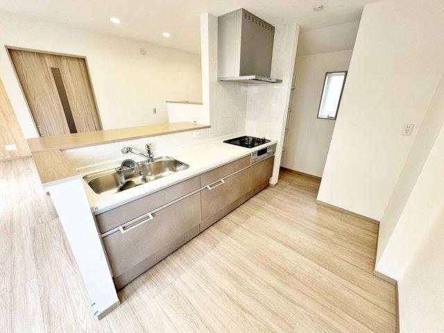 【2号棟】　キッチン奥には食材や食器類を片付けるのに便利なパントリーを用意。　キッチン周りを清潔に保てます。