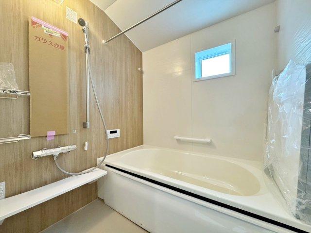 【2号棟】　浴室は落ち着いた色合いの木目調パネル。