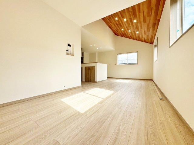 【2号棟】　2階リビングで陽当たり良好。木目調の勾配天井で高級感と開放感があり、広く感じることが出来ます。