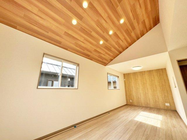 【2号棟】　2階リビングで陽当たり良好。木目調の勾配天井で高級感と開放感があり、広く感じることが出来ます。