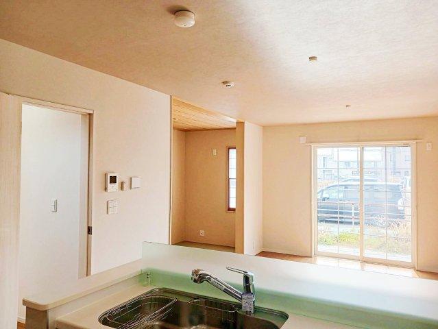 南側から陽が射し込むLDK♪