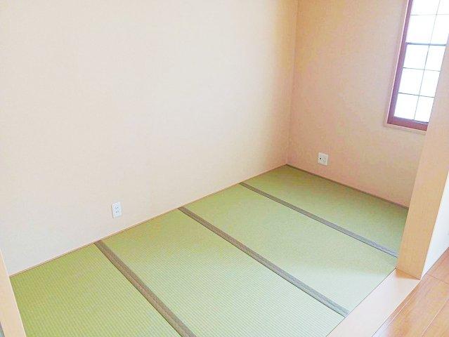来客やお子様にも重宝する畳スペース♪