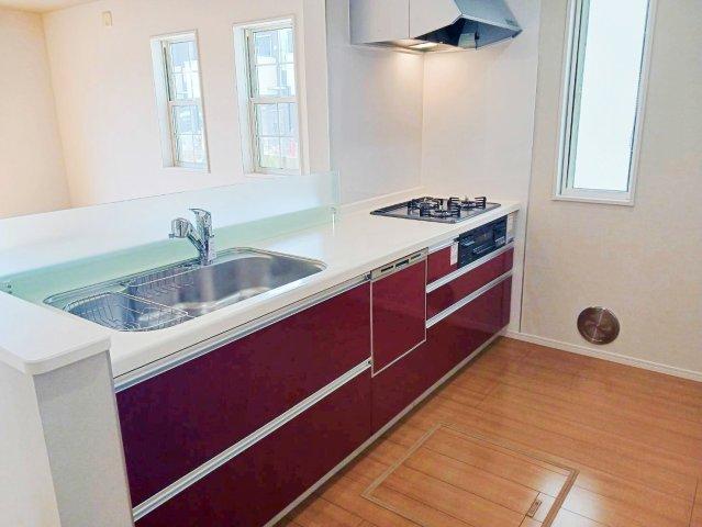 スタッフもお気に入りのオシャレカラーのキッチンパネル♪