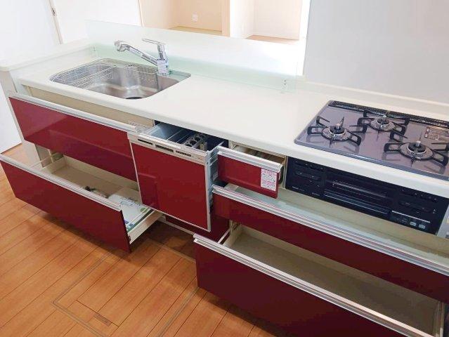 収納力もバッチリ♪カラーもオシャレなシステムキッチン♪