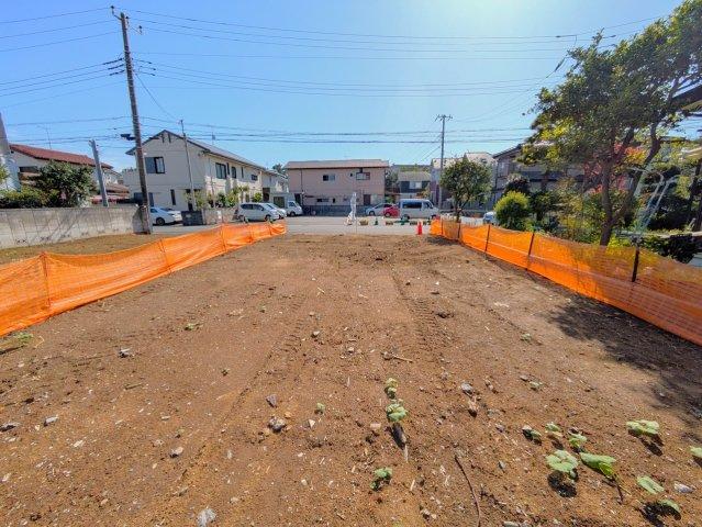 ６ｍ道路を挟んで向かいは駐車場となっており解放感を感じる立地です。　遮る建物もなく陽当りも良好！お好きなようにお住まいをお建て頂き素敵なマイホーム生活をお送り頂けます。