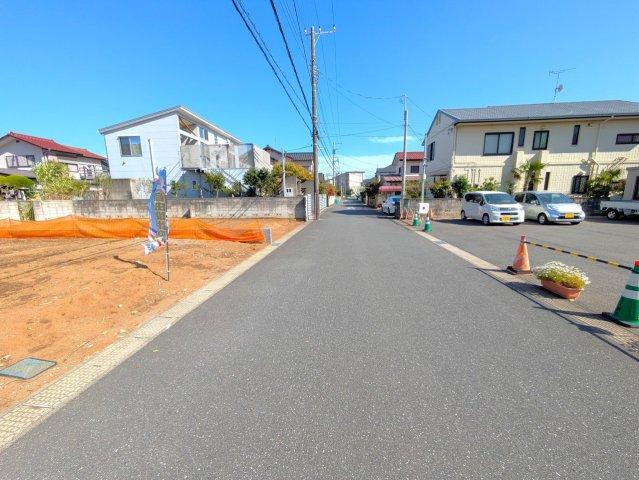 前面道路は安心の南向きの公道６ｍです。道路向かい側は駐車場となっており、建物がなく開放的な立地となっております。　第一種低層エリアですので、高い建物もなく良好な住環境。