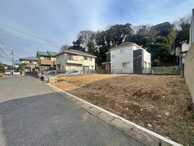 前面道路は車通りは少なく駐車の際は安心です