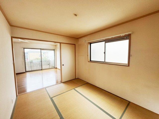 2階和室からリビングルーム　お子様のプレイルームにもお使いいただけます