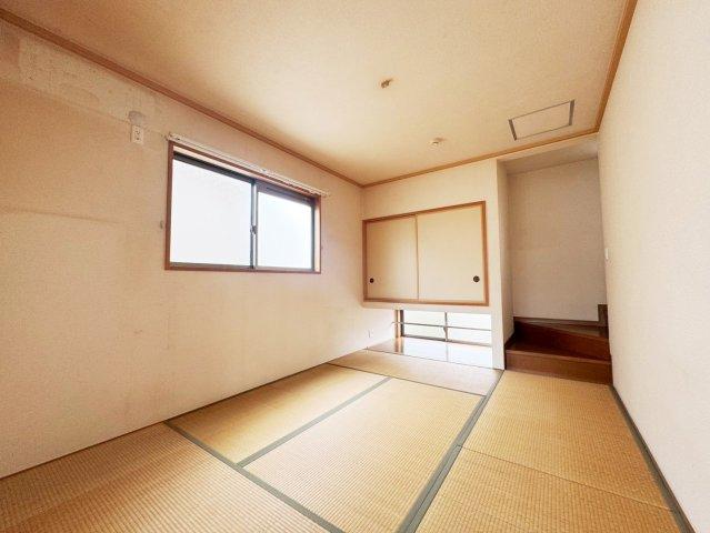 2階和室から小屋裏収納へつながっております