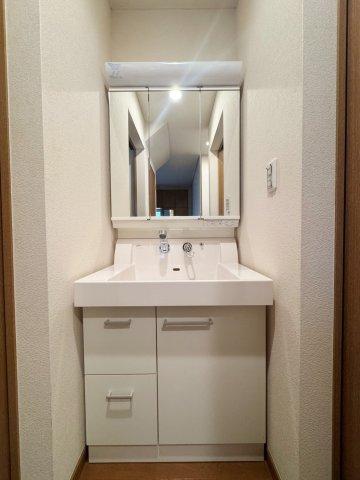 3面鏡の独立洗面台　2Fトイレ