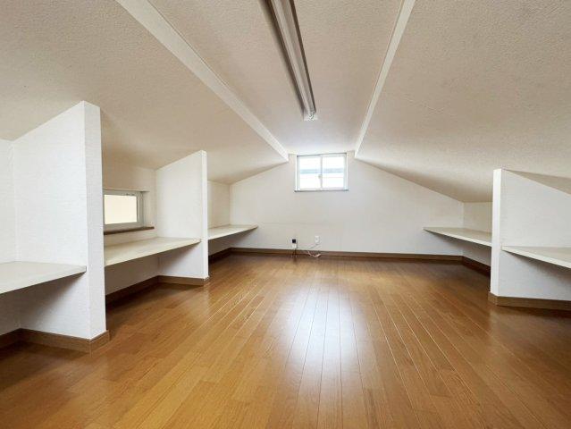 小屋裏収納には便利なラック付き