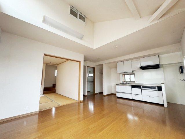 2階リビング　開放感と採光の取れたリビング