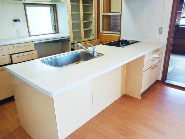 キッチンです。奥行もゆとりがあります。