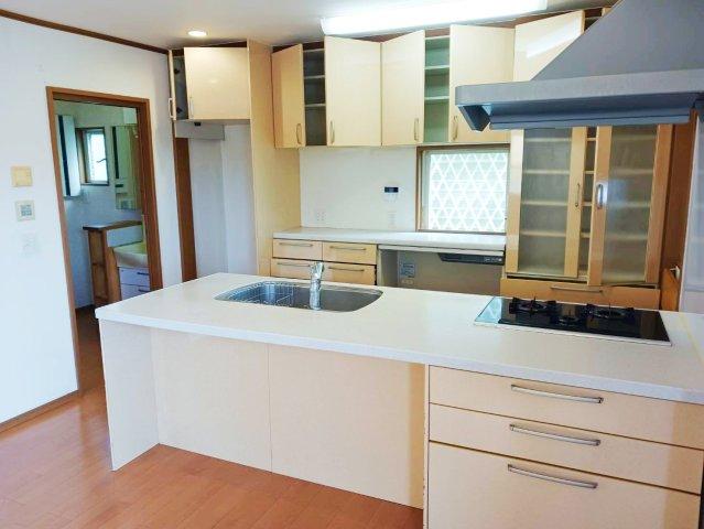 キッチンは家事がはかどる設計で家族団らんのお料理を