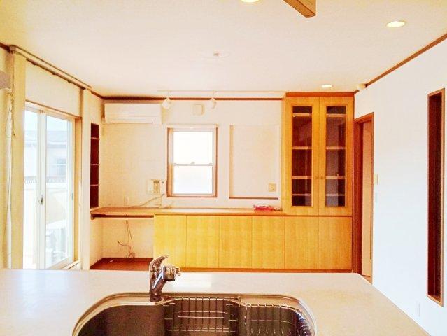 キッチンからリビングの眺めになります