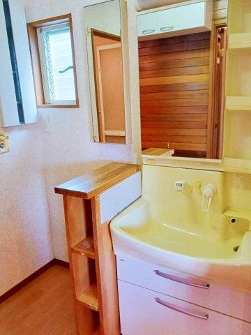 洗面台は足元にヒーターが付いてます。