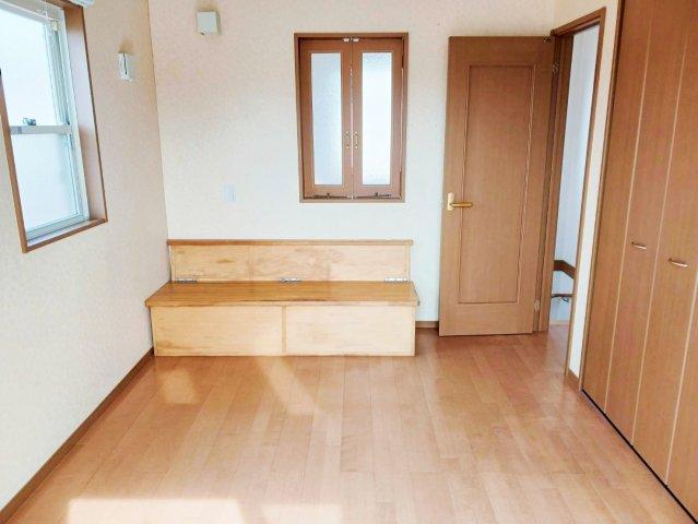 ２階洋室も明るい空間ですね。