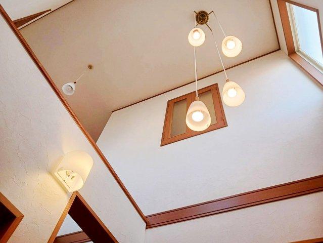 玄関開けて出迎えてくれる開放感ある吹き抜け