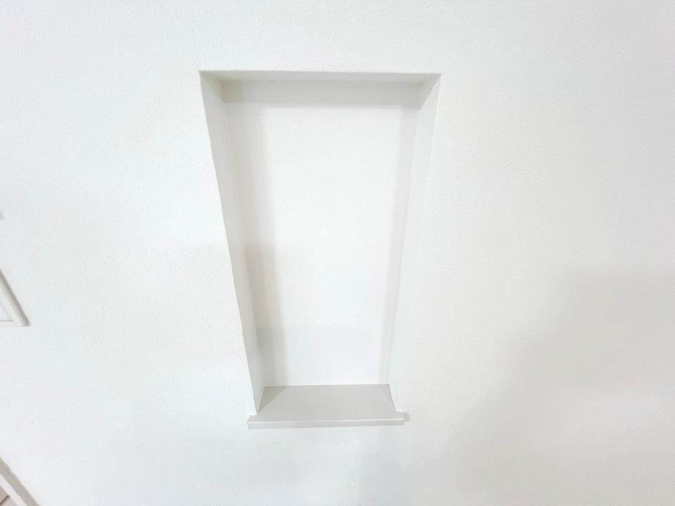 キッチン横に設置された小物を置けるニッチ