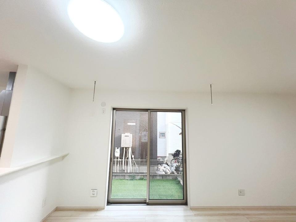 ダイニング脇の掃出し窓の手前に設置された吊り下げ型の室内物干し