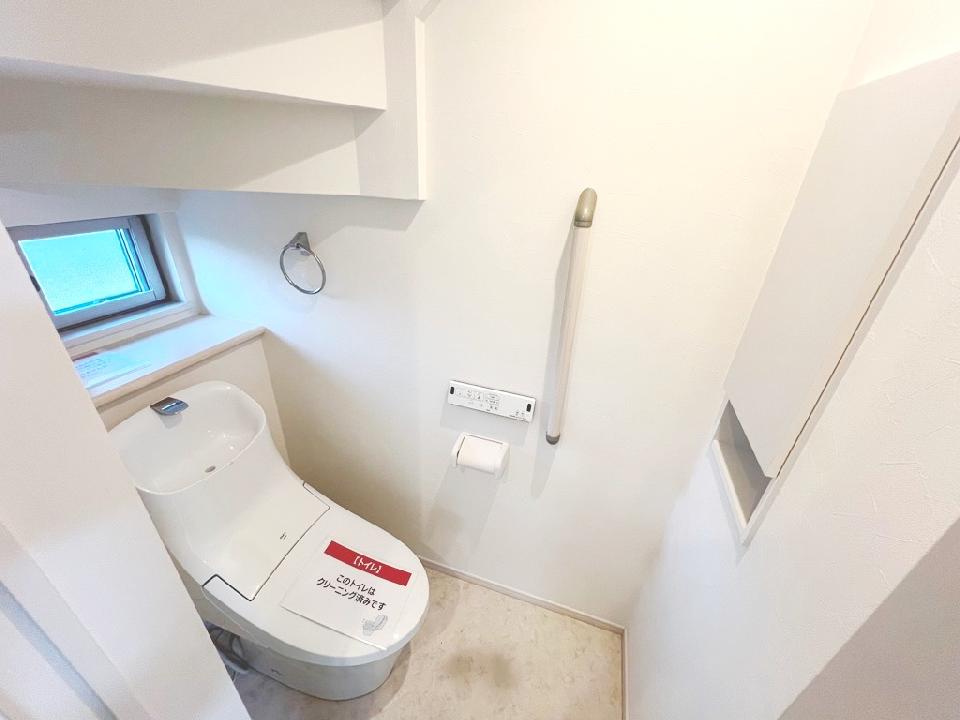 収納が設置された温水洗浄便座