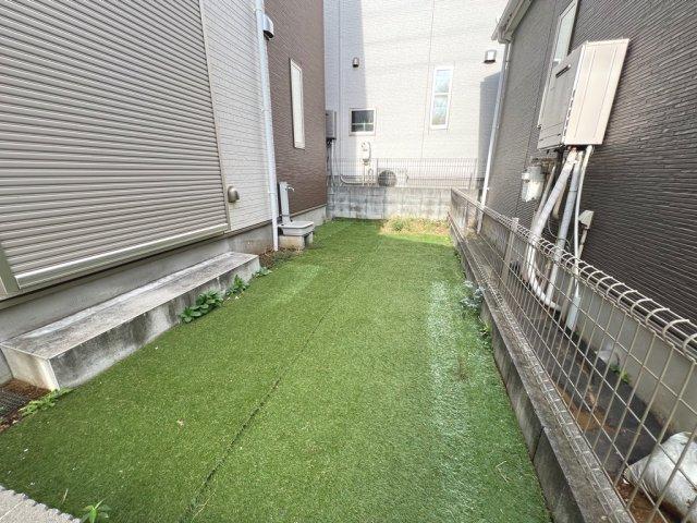 南側お庭部分は人工芝が設置されており便利な立水栓もございます。