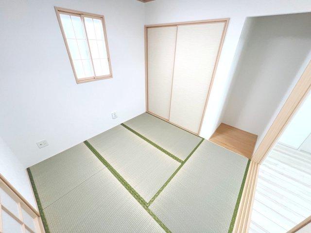 ④リビングに併設された、押入・床の間付きの5畳の和室