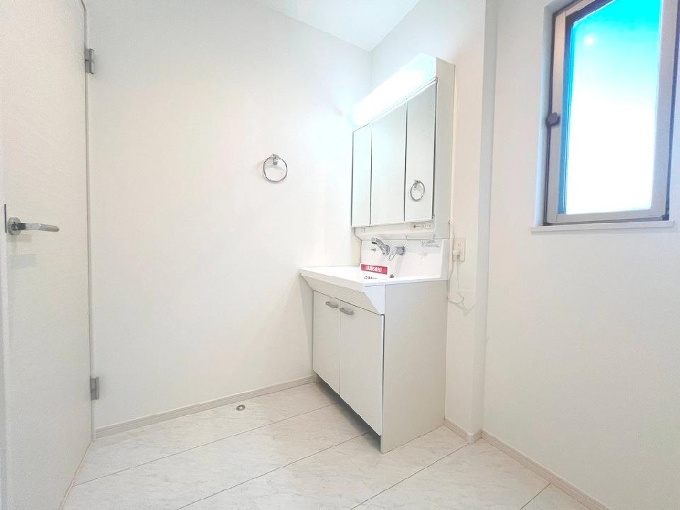 3面鏡タイプの洗面化粧台が設置された洗面室