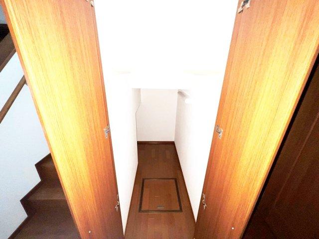 1階の階段下を有効利用した収納