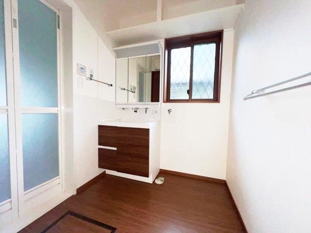 3面鏡タイプ洗面台を完備した洗面室