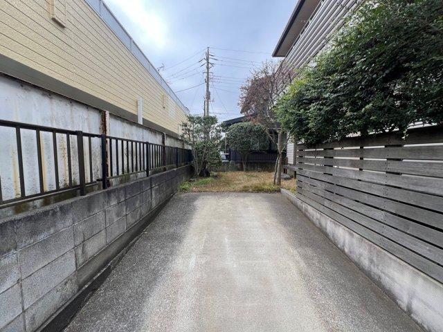 駐車場裏には緑豊かな庭