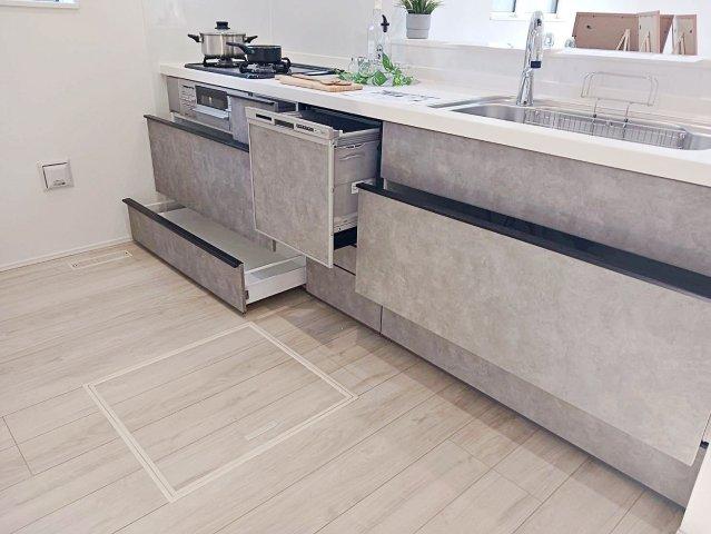 収納力もある食洗器付きのシックなキッチンです。