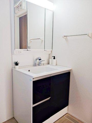 洗面化粧台は明るく、機能的な物をチョイス♪