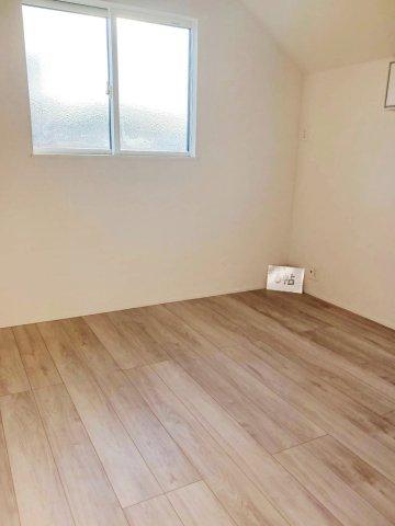 洋室も木目調の床が落ち着くんです♪