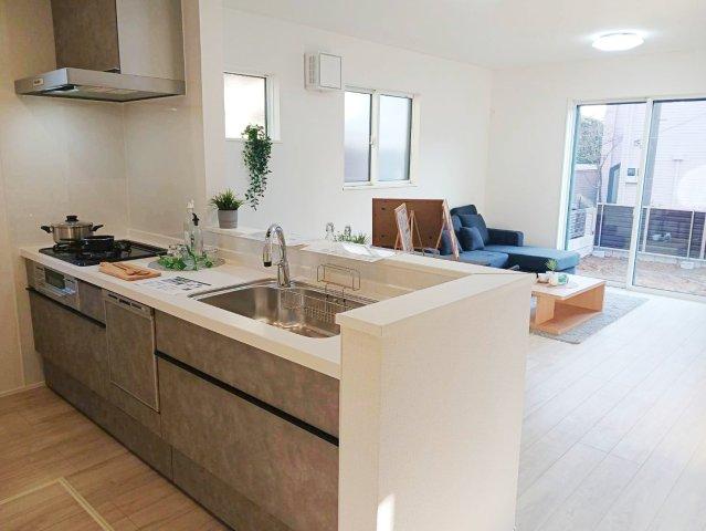 窓も多く、明るい空間を演出してくれますね♪