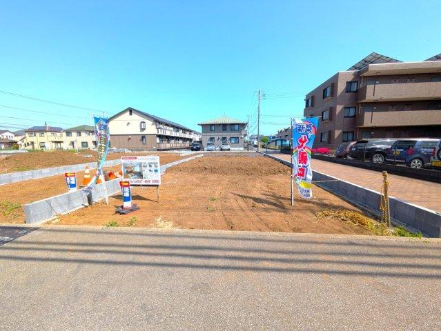 敷地面積約３３坪～約４３坪。区画によっては並列２台駐車も可能なゆとりの広さがございます。　自由設計で外構面もお打合せできますので、ぜひお問合せ下さい！　写真は１号棟です。