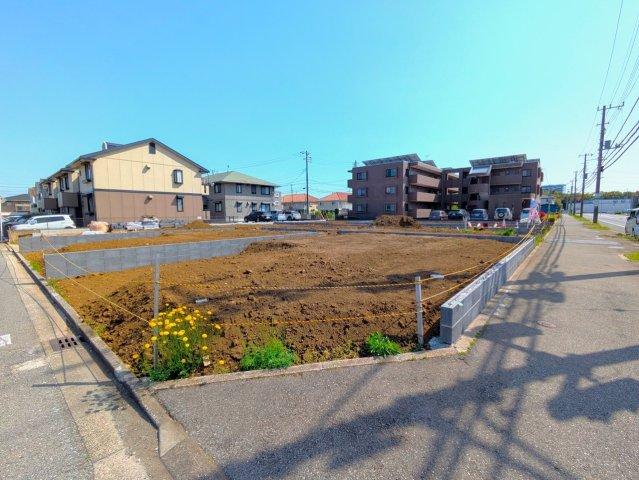 フジイエ新検見川・稲毛は全８区画の分譲地です。　分譲地周辺は、区画整理された街並みで、道路・歩道もしっかりと整っており安心。