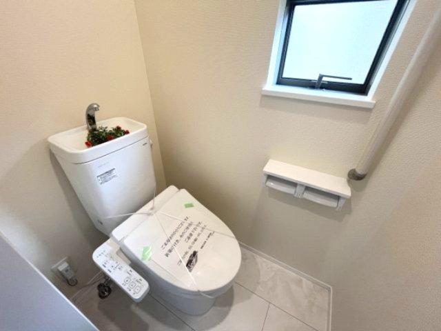 トイレには窓・手摺がついています♪