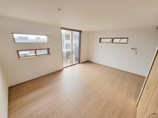 リビング南側の窓は開けた空間、ひな壇になっており、眺望と陽当たりが良好です。