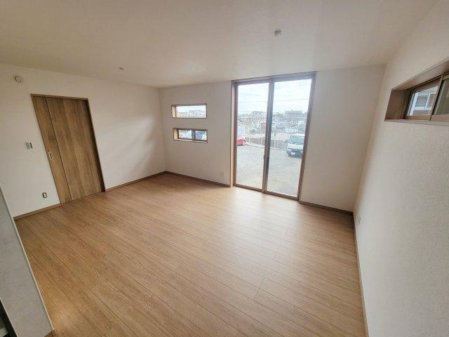 リビング南側の窓は開けた空間、ひな壇になっており、眺望と陽当たりが良好です。