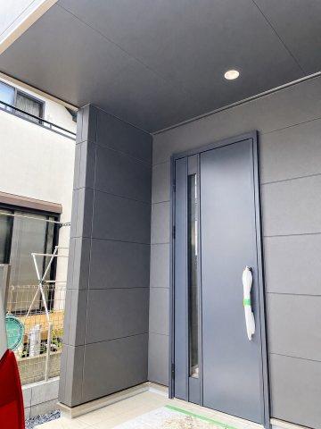 ゆったりとした屋根付き玄関ポーチを採用。雨の日も濡れにくく、傘の開閉や荷物の出し入れもスムーズ。ダークカラーで統一されたスタイリッシュな玄関です。