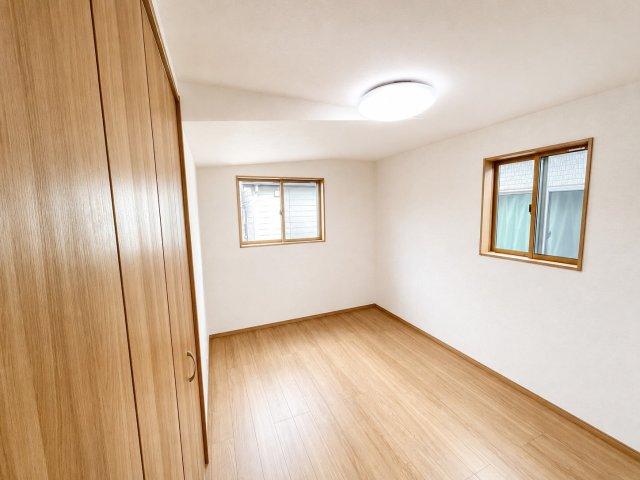 2面採光で明るさを確保した2階洋室。クローゼット付きでお部屋をすっきり使え、子ども部屋や書斎、寝室など多目的に活用できます。