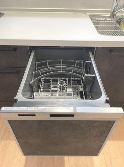 たっぷり収納できる深型タイプのビルトイン食洗機を採用。食器や調理器具をまとめて洗えて、毎日の後片付けをラクに。家事時間の短縮にもつながる嬉しい設備です。
