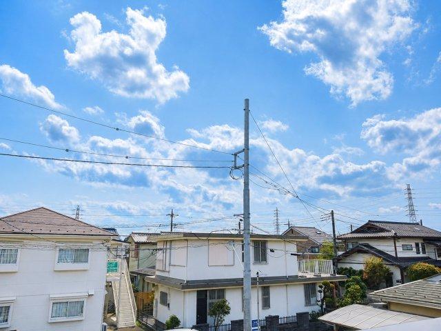 視界が大きく開け、空の広がりを感じられる開放的な眺望。周囲には低層の住宅が中心に広がり、圧迫感を感じにくい落ち着いた住環境が魅力です。