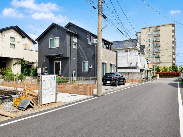 南側約6mのゆとりある公道に面し、開放感のある立地。車の出し入れやすれ違いもしやすく、毎日の駐車もスムーズです。周辺は落ち着いた住宅街で、穏やかな住環境も魅力です。