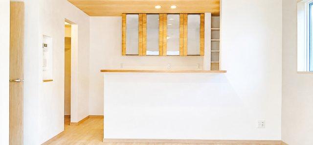 上下に収納を備えた二の字型カップボードを採用。食器や調理家電をすっきり収納でき、中央のカウンター部分は家電置場や配膳スペースとしても。収納力と作業性を兼ね備え、キッチンまわりを美しく整えやすいです。